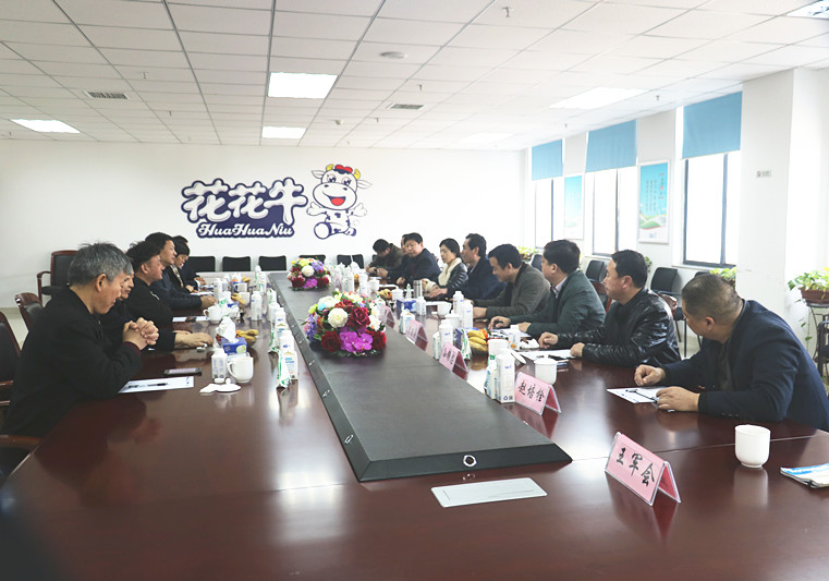 封丘县县长王献臣一行莅临 荣耀网页版_荣耀（中国）集团养殖、乳品事业部参观调研