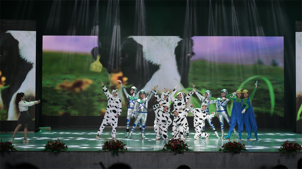 “不忘初心、聚力前行” 荣耀网页版_荣耀（中国）集团2018迎新春联欢会隆重举行