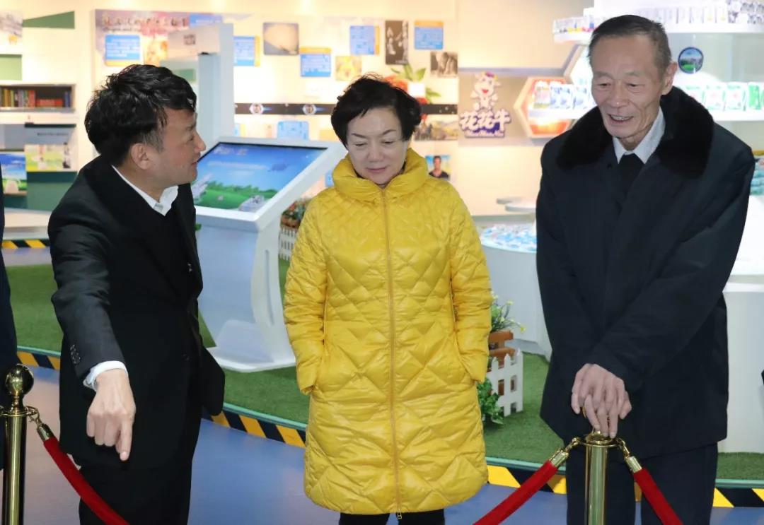 中国奶业协会高鸿宾会长莅临荣耀网页版_荣耀（中国）指导工作