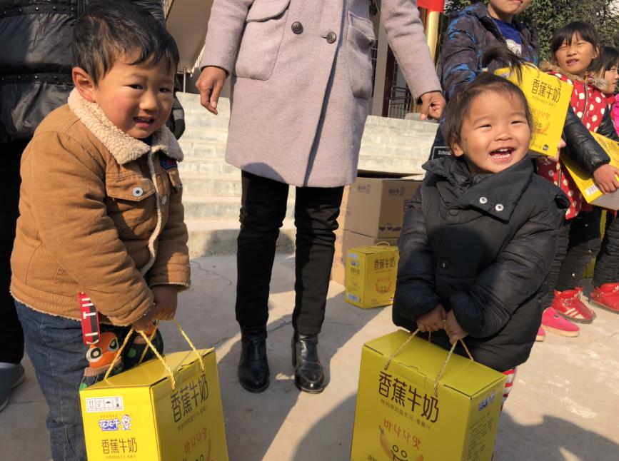 荣耀网页版_荣耀（中国）走进新密白龙庙村 让山区的孩子喝到最新鲜的牛奶