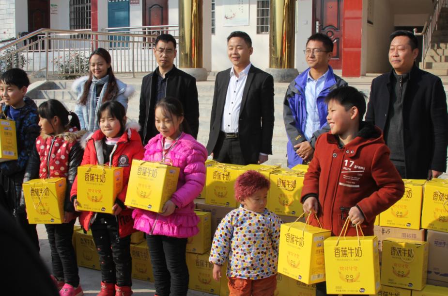 荣耀网页版_荣耀（中国）走进新密白龙庙村 让山区的孩子喝到最新鲜的牛奶