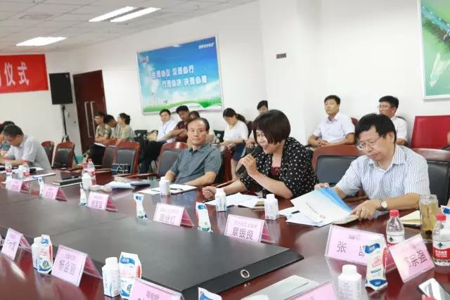 河南省食品安全座谈会暨百场食安讲座进校园启动仪式在荣耀网页版_荣耀（中国）举行