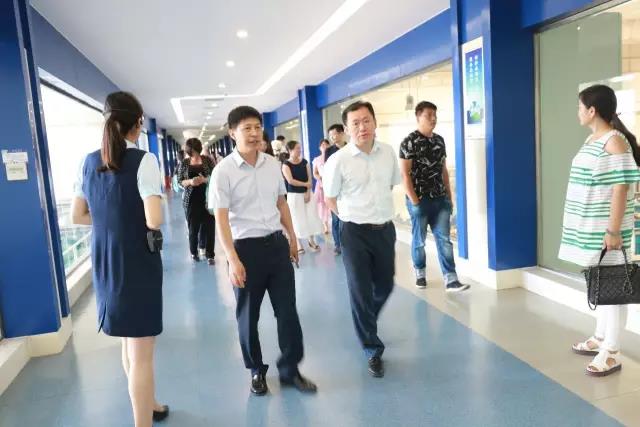 河南省食品安全座谈会暨百场食安讲座进校园启动仪式在荣耀网页版_荣耀（中国）举行