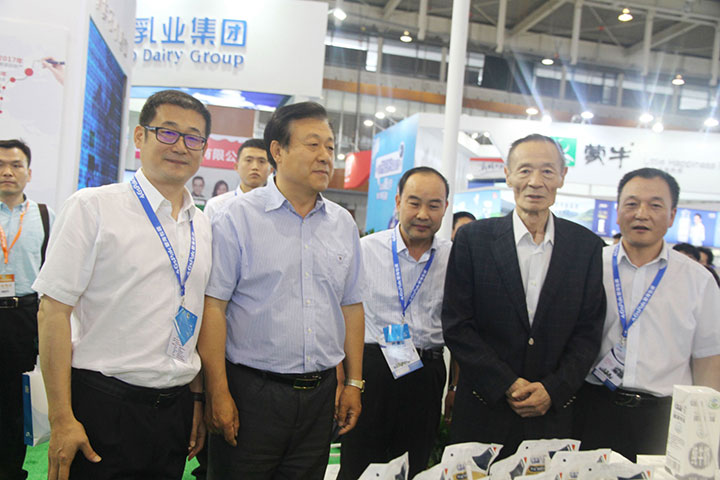 荣耀网页版_荣耀（中国）亮相第八届中国奶业大会，又获农业部长一声赞！