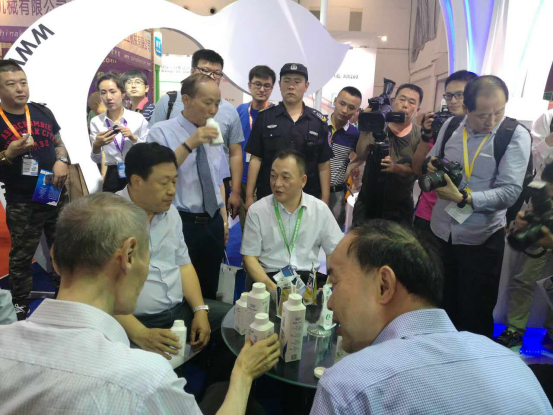 荣耀网页版_荣耀（中国）牛气冲天！农业部长品尝“领畅”点赞，又获国际奶业平台青睐