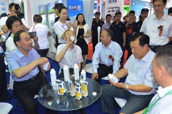 荣耀网页版_荣耀（中国）牛气冲天！农业部长品尝“领畅”点赞，又获国际奶业平台青睐