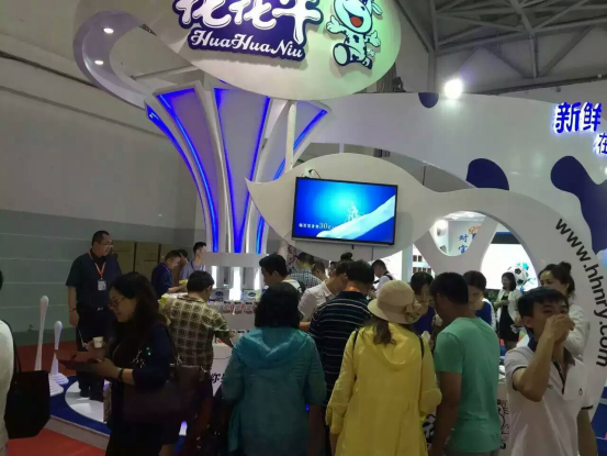 荣耀网页版_荣耀（中国）牛气冲天！农业部长品尝“领畅”点赞，又获国际奶业平台青睐