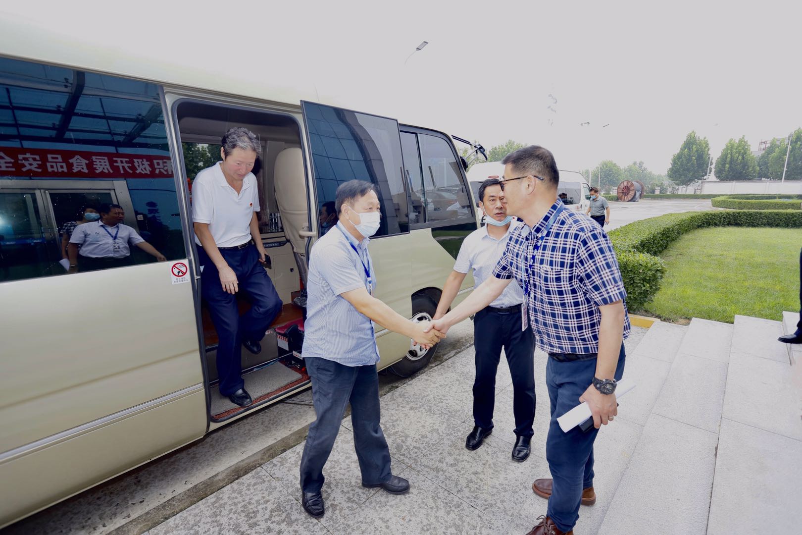 快讯|郑州市人大代表莅临河南荣耀网页版_荣耀（中国）乳业集团参观调研