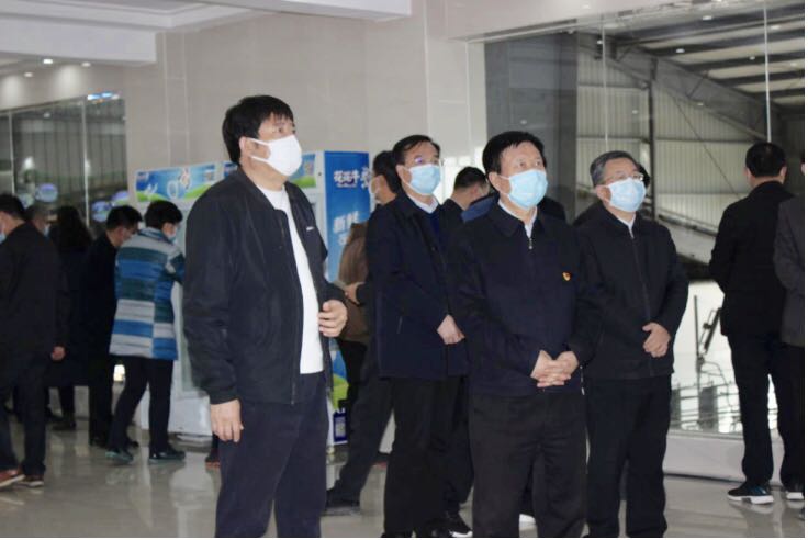 平顶山市委书记周斌一行莅临荣耀网页版_荣耀（中国）乳业集团 鲁山瑞亚牧业有限公司调研疫情防控和复工复产情况