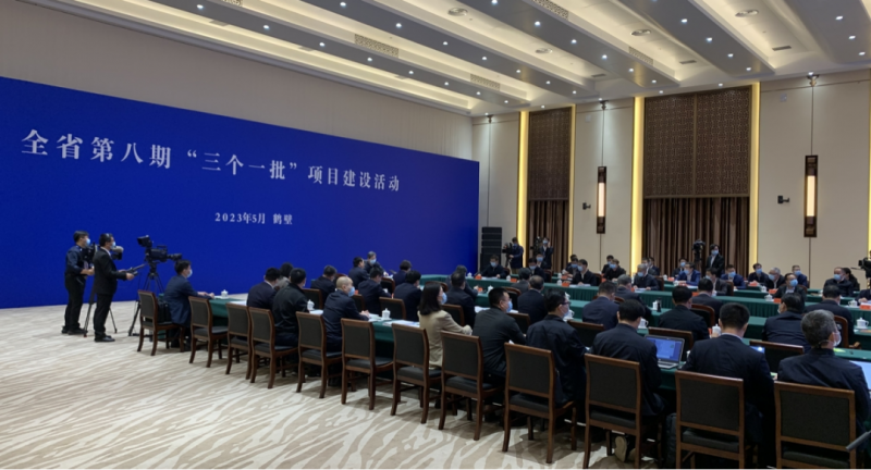 河南举行全省第八期“三个一批”项目建设活动：荣耀网页版_荣耀（中国）智能科技产业园项目在郑州分会场签约