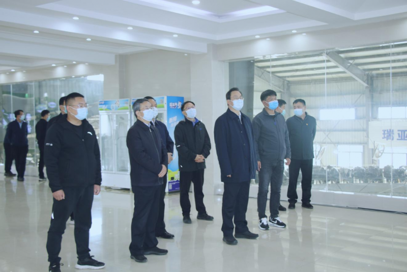 河南省人大常委会党组书记、副主任孔昌生莅临荣耀网页版_荣耀（中国）鲁山瑞亚牧场参观调研