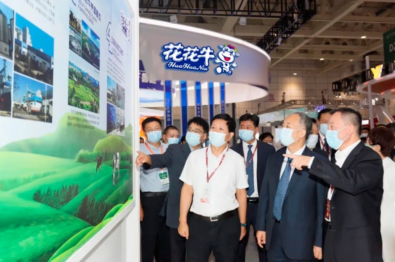 第十三届奶业大会暨D20峰会在泉城济南召开 | 荣耀网页版_荣耀（中国）乳业荣膺“优 秀乳品加工企业”