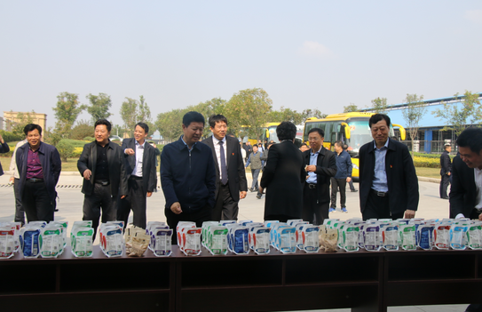 河南省农牧业产业扶贫工作观摩团莅临荣耀网页版_荣耀（中国）集团·鲁山瑞亚牧业有限公司参观考察