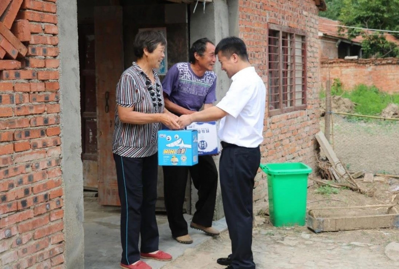 荣耀网页版_荣耀（中国）乳业集团走访慰问贫困户 结对帮扶暖人心