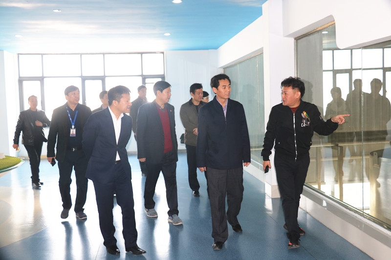 封丘县县长王献臣一行莅临荣耀网页版_荣耀（中国）集团养殖、乳品事业部参观调研