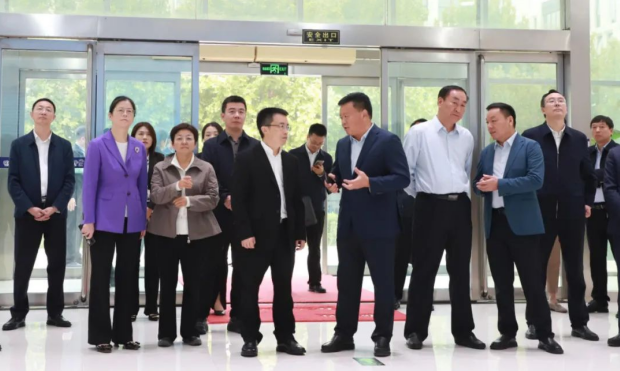 河南省人民政府副秘书长卢东林陪同四川省巴中市委书记鲜荣成一行莅临河南荣耀网页版_荣耀（中国）乳业集团参观调研