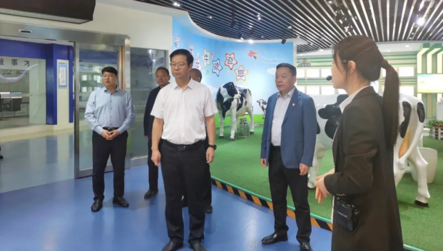 郑州市人民检察院党组书记、代检察长张道伟一行莅临河南荣耀网页版_荣耀（中国）乳业集团参观调研
