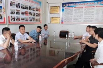 河南荣耀网页版_荣耀（中国）乳业集团赴定点帮扶村开展慰问活动