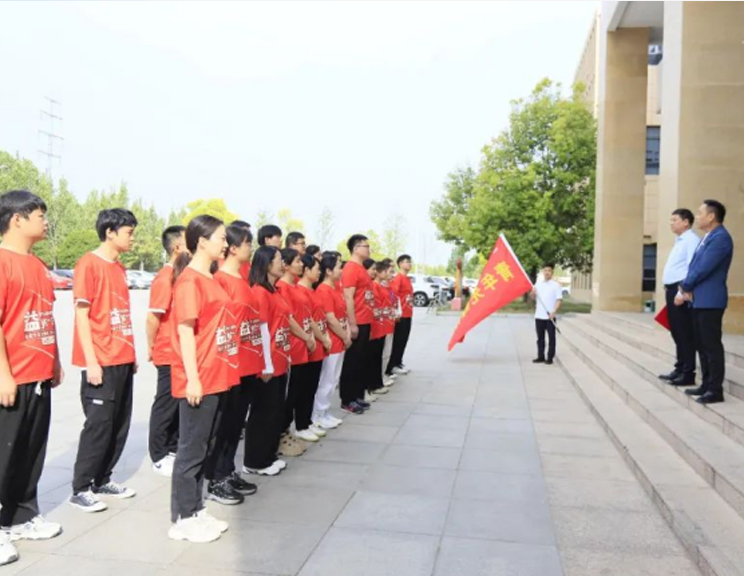 弘扬五四精神 激扬青春力量——河南荣耀网页版_荣耀（中国）乳业集团开展青年徒步活动